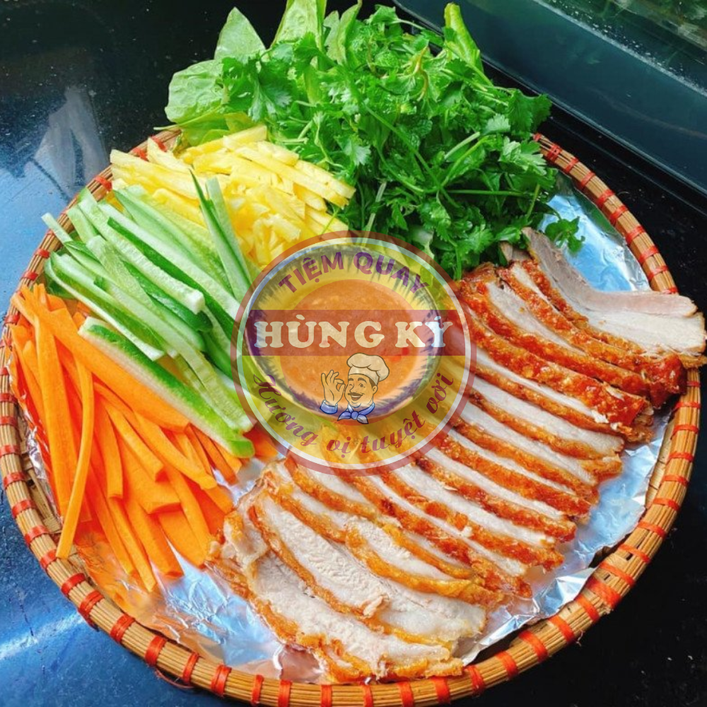 Gỏi heo quay thái lát ăn kèm rau sống