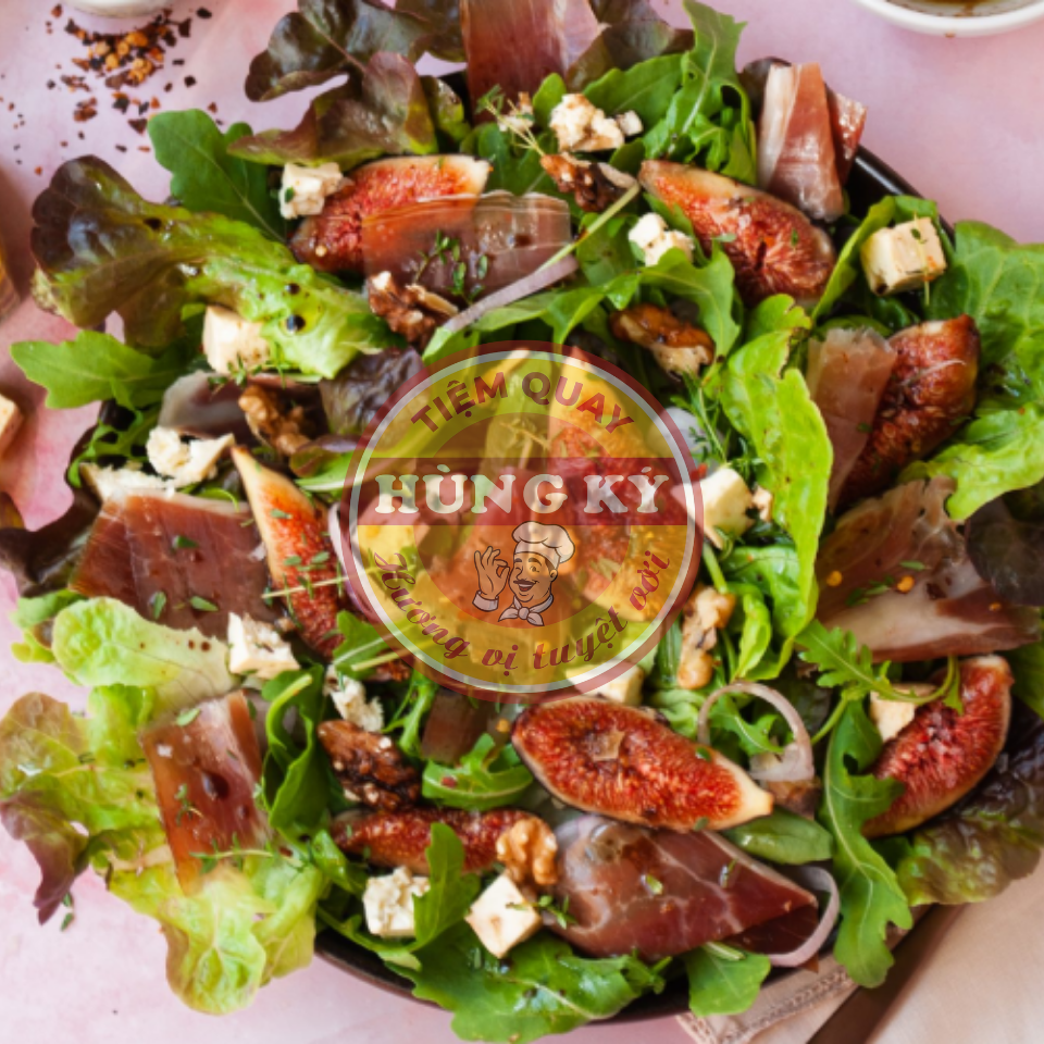 Salat heo quay đậm đà với rau củ quả tươi