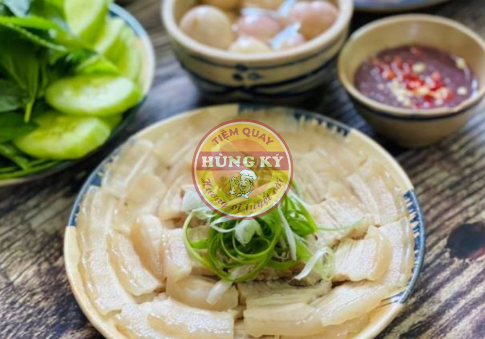 Thịt heo luộc chấm mắm tôm, rau sống