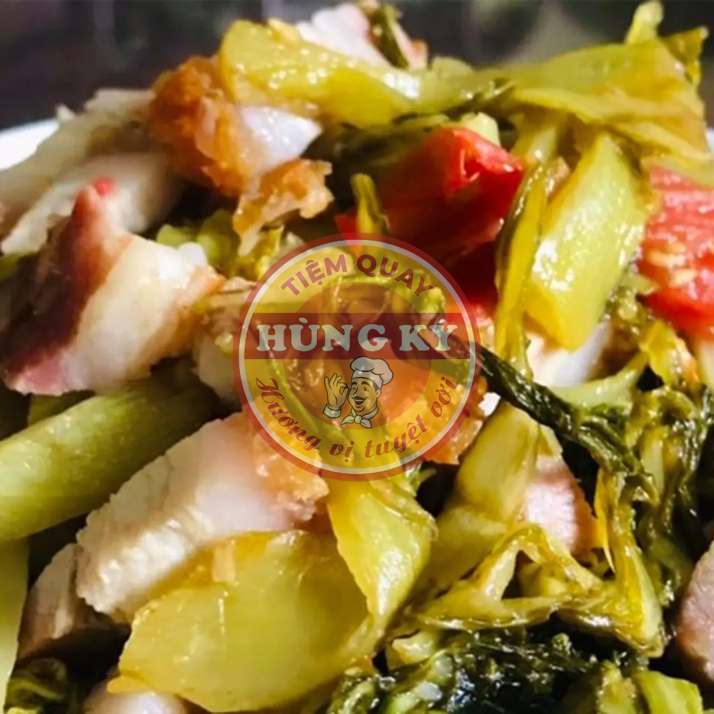 Thịt heo quay ăn kèm dưa chua và cơm nóng